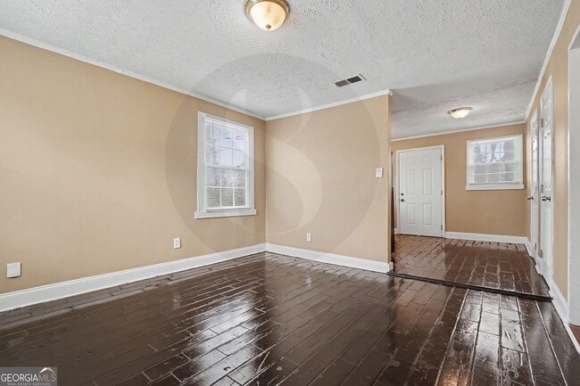 Building Photo - 1716 Lisbon Dr SW