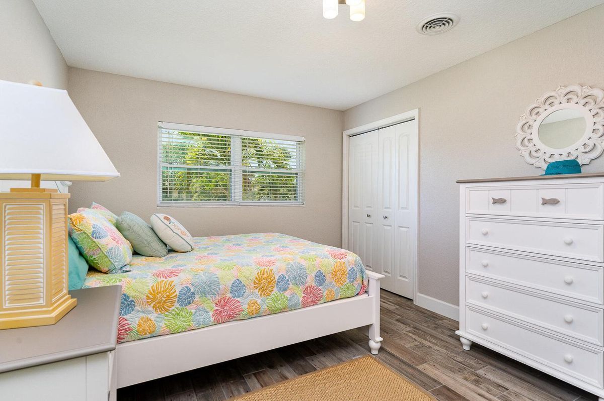 Building Photo - 1052 Pine Tree Dr