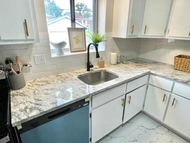 Building Photo - 5445 Chippewa St