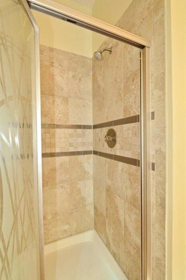 Building Photo - 15410 Oak Lake Glen Dr