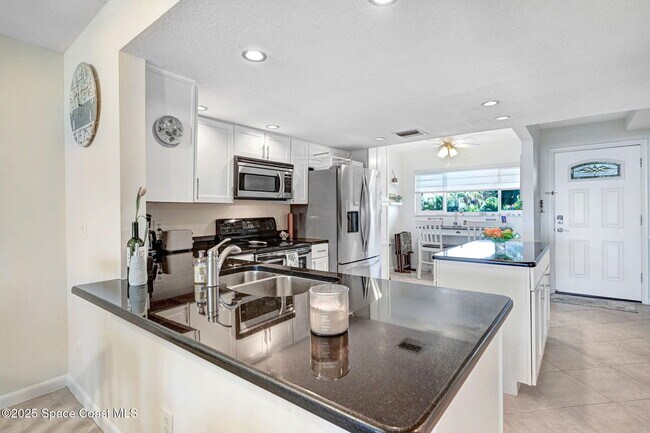 Building Photo - 1101 S Miramar Ave