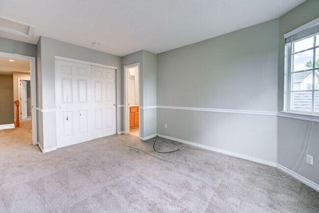 Building Photo - 4 bedroom, 5 bath hime with 3 car garage