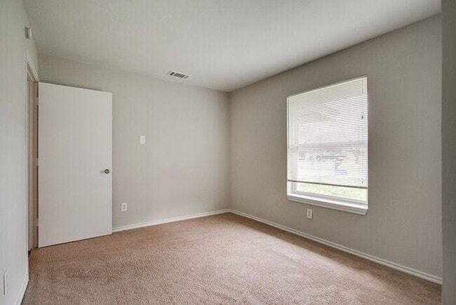 Building Photo - No Application Fees* $500 off 1st month re...
