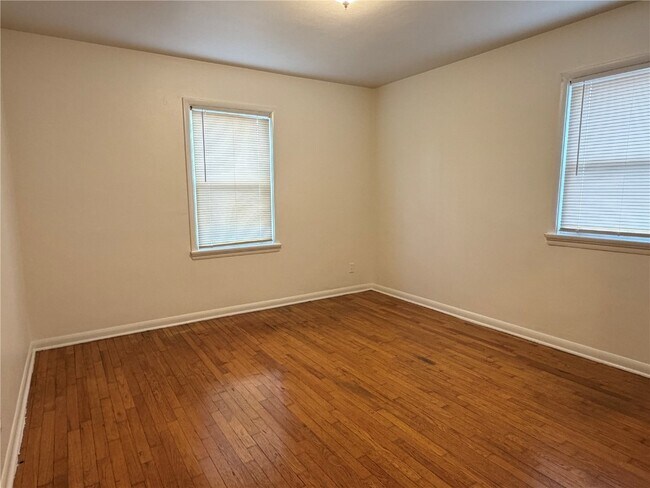 Building Photo - 1060 Loekes Dr