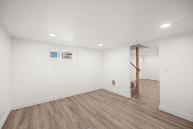 Building Photo - 2624 W 8th Ave