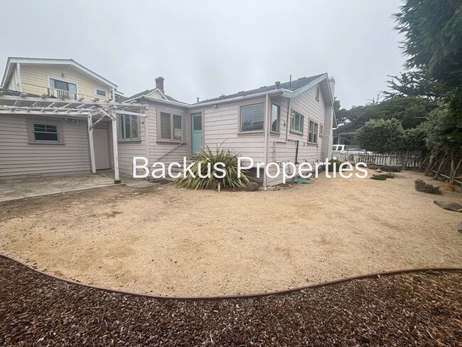 Building Photo - Three bedroom cottage less tha two blocks ...