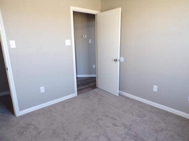 Building Photo - 5006 Parkwood Dr