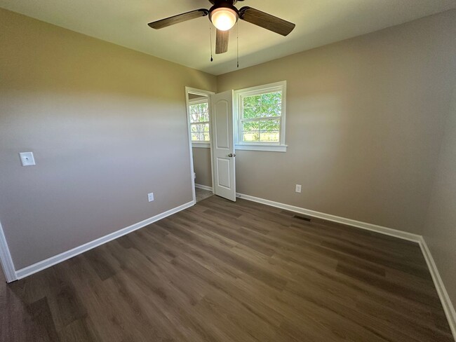 Building Photo - Newly Renovated Home in Shelbyville - 30 m...