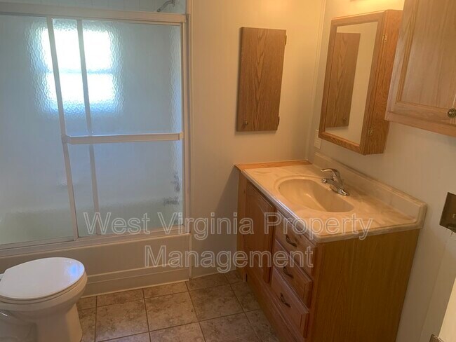 Building Photo - 563 Glenview Rd