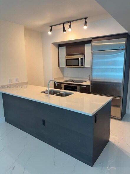 Building Photo - 500 Brickell Ave