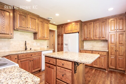 Building Photo - Beautifully updated split level with Finis...