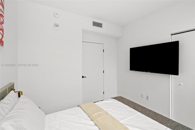 Building Photo - 225 N Miami Ave