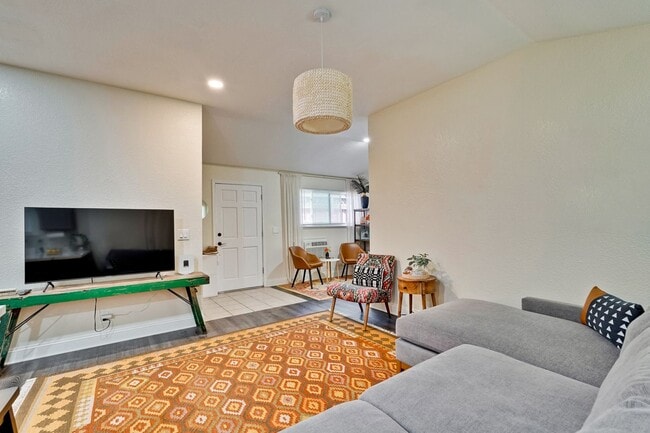 Building Photo - ADU One Bedroom Unit Available with Privat...