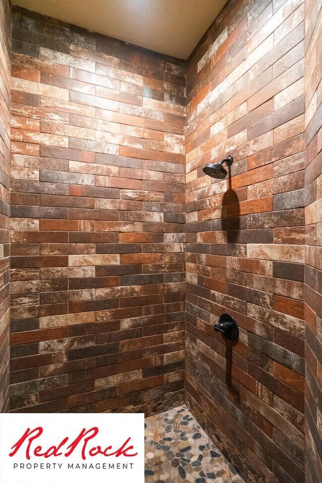 Building Photo - 4 Bedroom Luxury Home Near Sand Hollow