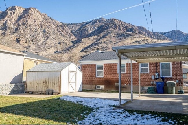 Building Photo - 721 Robins Ave