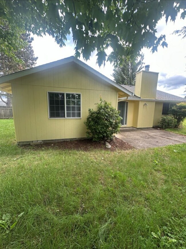 Building Photo - Ranch, 2 Bedroom + Bonus Room / Office.