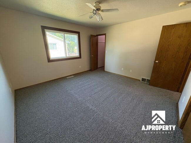 Building Photo - 2208 S Larch Ave