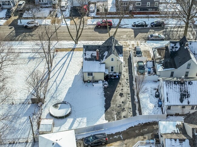 Building Photo - 552 Simms St