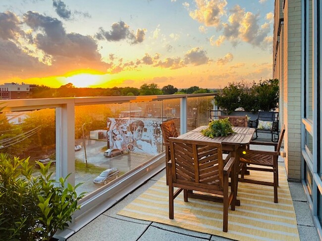 Building Photo - Effortless Downtown Living in the Heart of...
