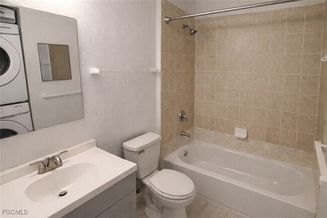 Building Photo - 2912 SE Santa Barbara Pl