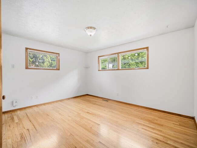 Building Photo - Spacious Unfurnished Home in Northwest Spokane