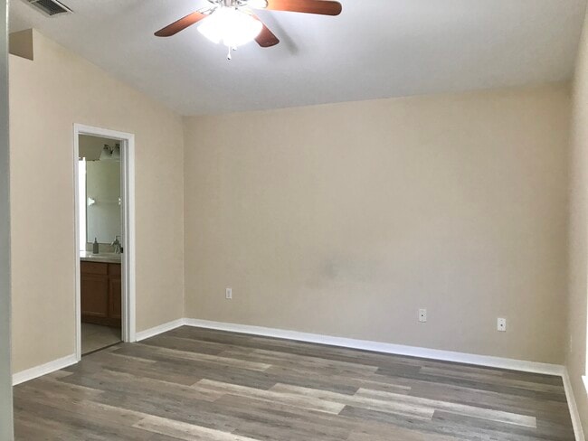 Building Photo - 989 Scenic View Cir
