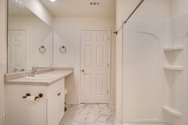 Building Photo - 3-Bed, 2-Bath Modern Home in Prime Locatio...
