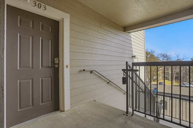 Building Photo - Two Bedroom Condo - Community Pool - Low Deposit - Move In Special