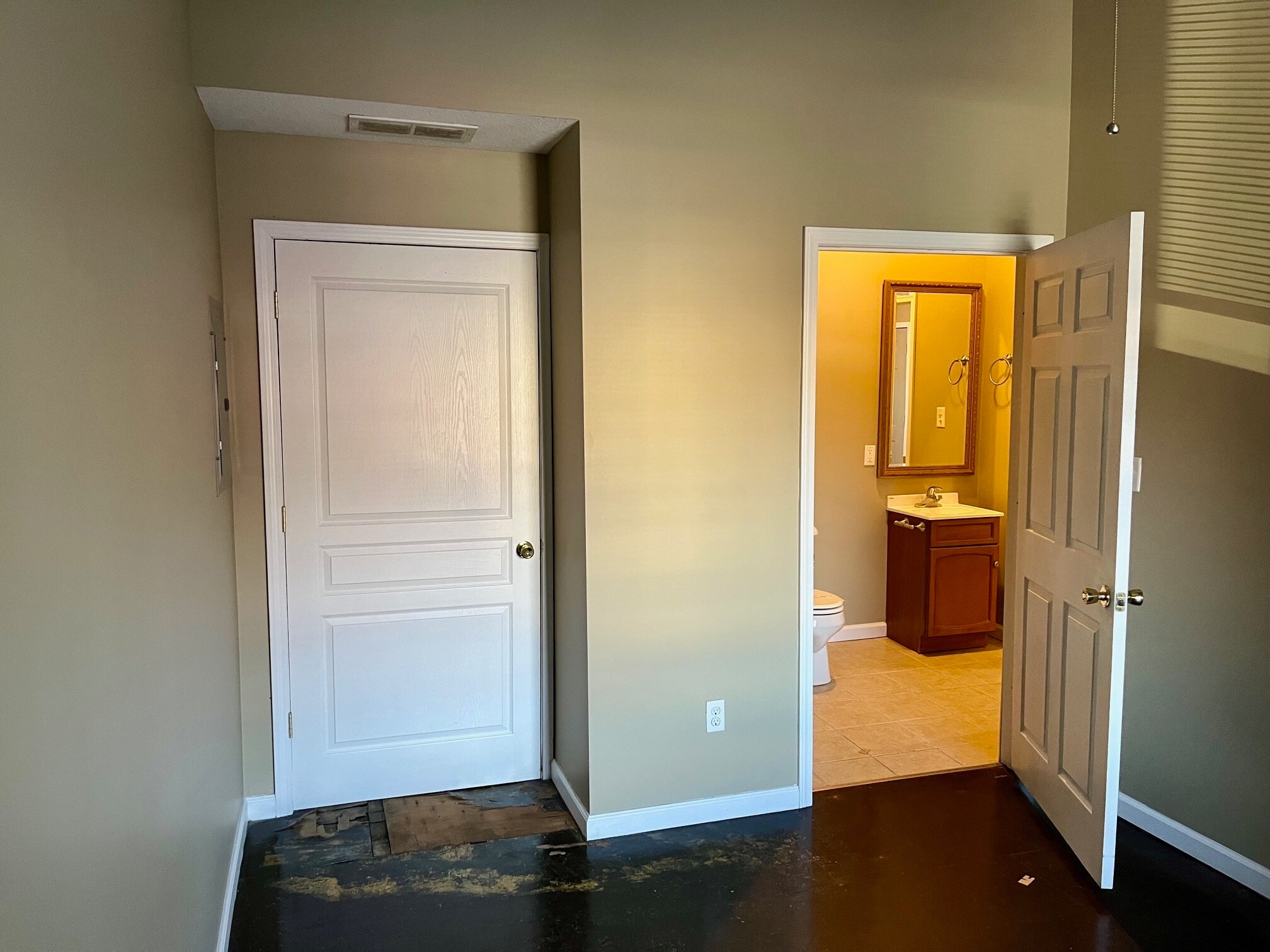 Building Photo - 105 W Market St