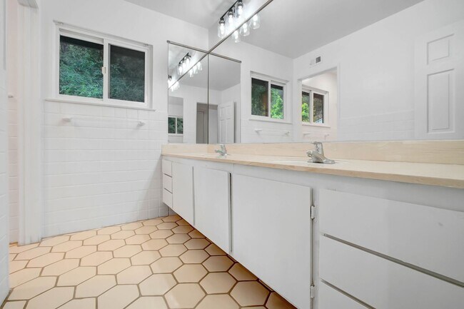Building Photo - Rent this Beautiful 5 BEDROOM HOME NOW!