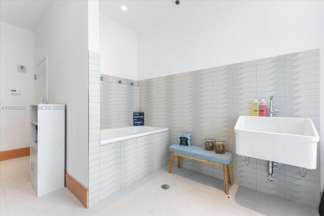 Building Photo - 700 NE 26th Terrace