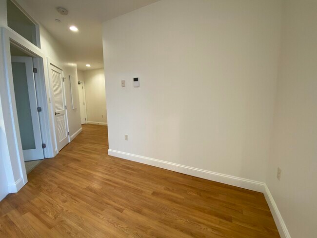 Building Photo - 875 Elm St