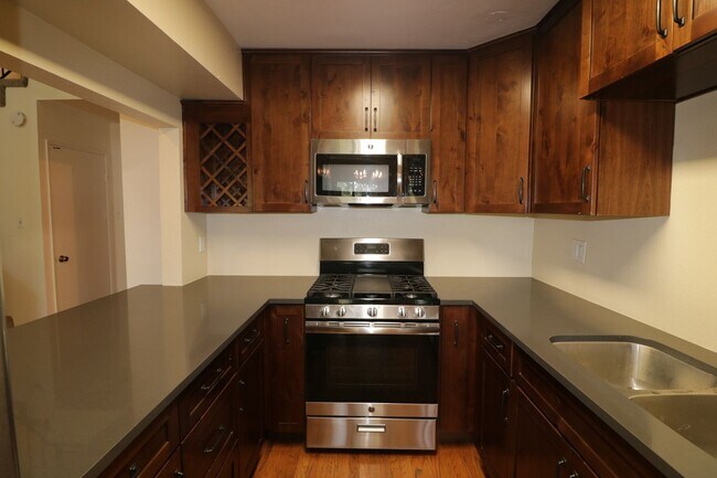Building Photo - Studio City, 1Bed and 1.5 Bath Condo!