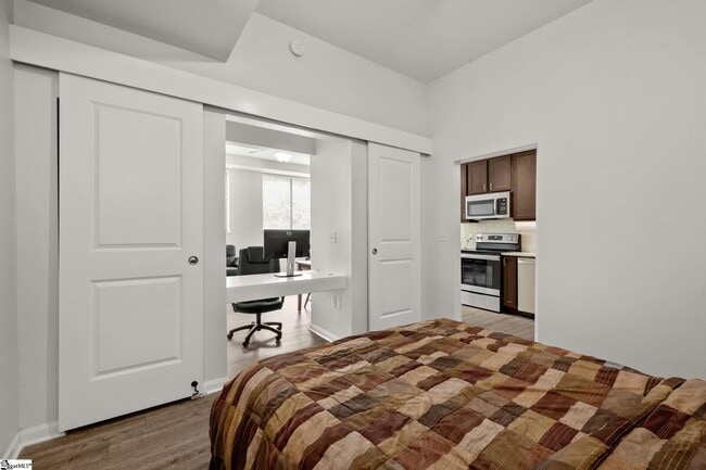 natural lighting acess and 12 ft tall ceilings - 100 E Washington St