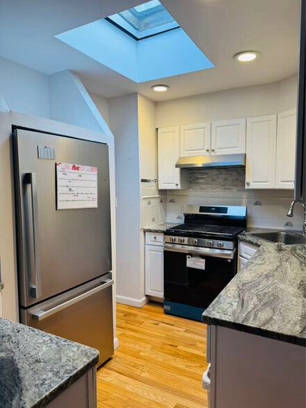 Building Photo - 121-25 6th Ave