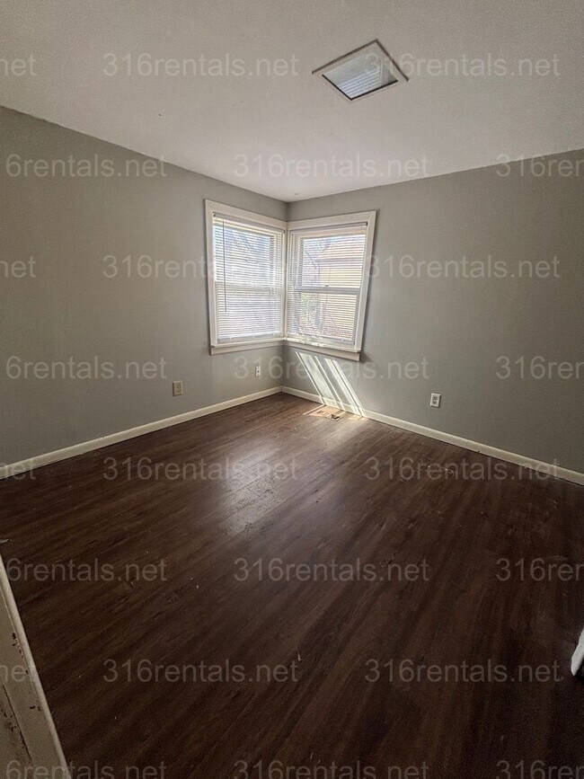 Building Photo - Three bedroom one bath freshly painted house available NOW!