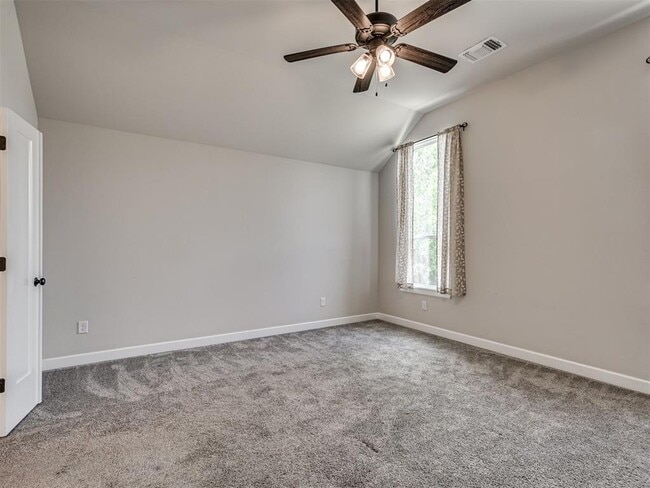 Building Photo - 915 Kings Canyon Rd
