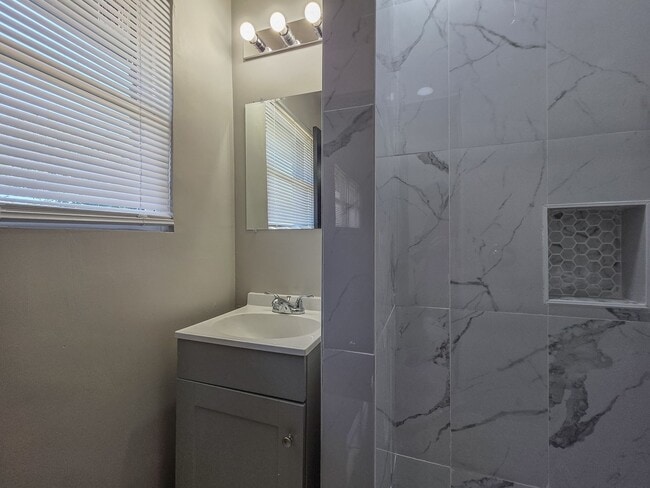 Building Photo - Fully Renovated 3-Bedroom Home in Bethany ...