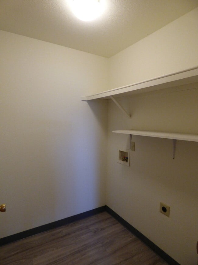 Building Photo - Beautiful 2 Bed/1 Bath Ranch Style Townhome!