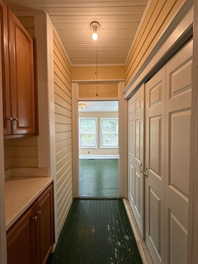 Building Photo - Elizabeth - T.R. Lawing Realty, Inc