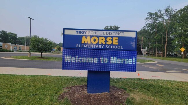 Building Photo - 655 Robinwood Dr