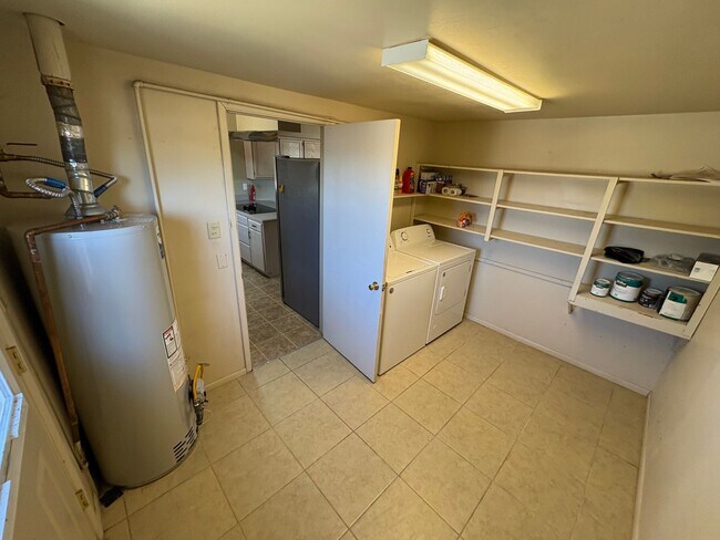 Building Photo - 3 Bedrooms 2 Bath Eastside Rental