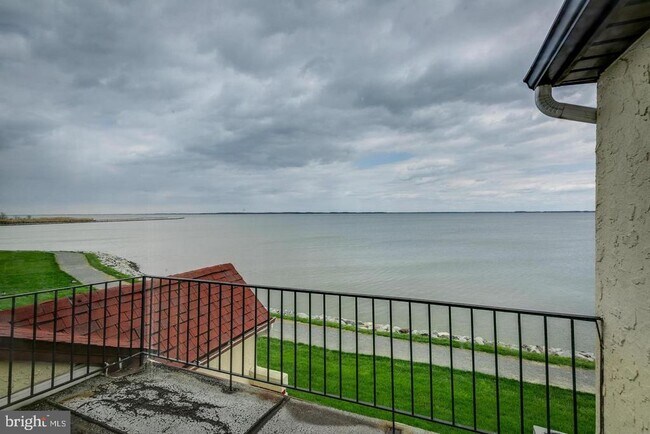 Building Photo - 11 Queen Elizabeth Ct