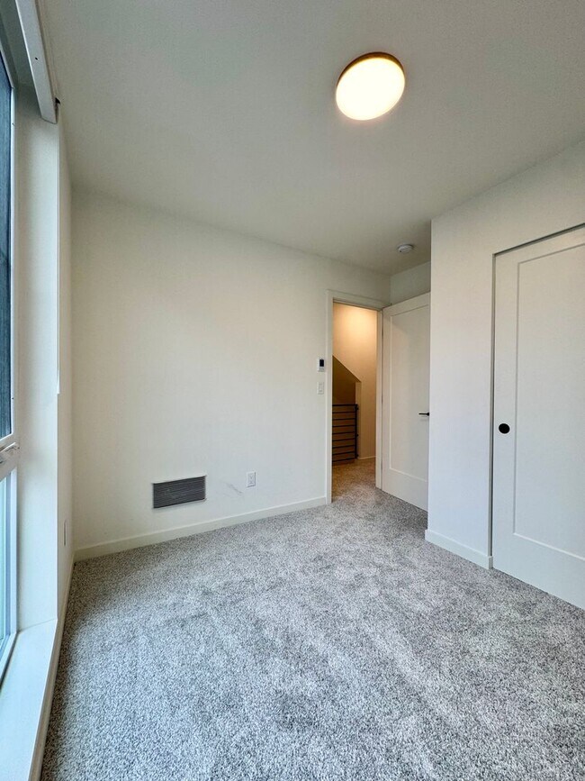 Building Photo - Ballard Townhome