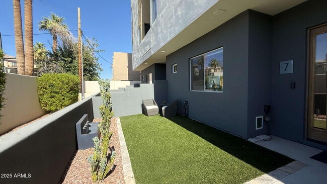 Building Photo - 3150 E Glenrosa Ave