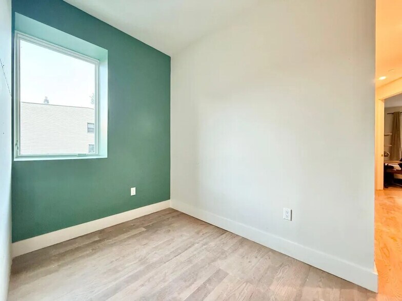 Building Photo - Nice room in a good neighborhood