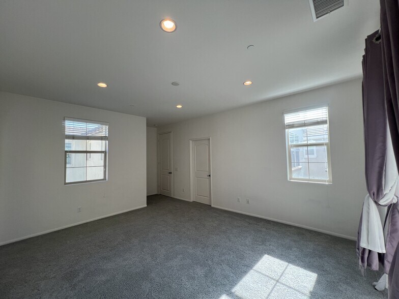Building Photo - 747 E Lemon Swirl Dr
