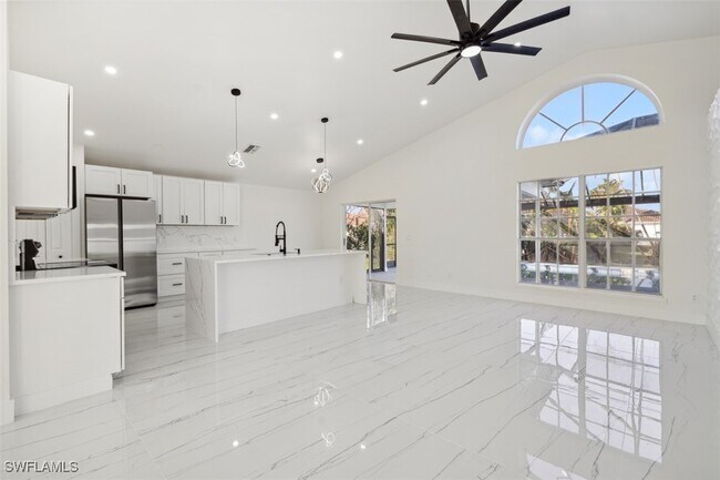 Building Photo - 4520 SW 22nd Ave