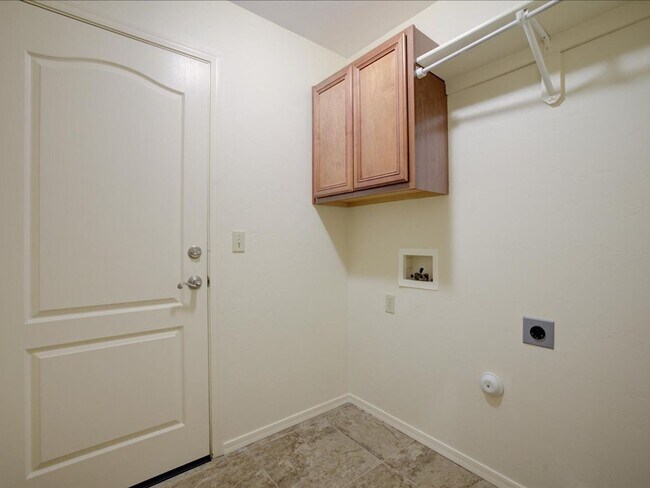 Building Photo - 3 Bedroom 2 Bathroom + Den   Gated Communi...