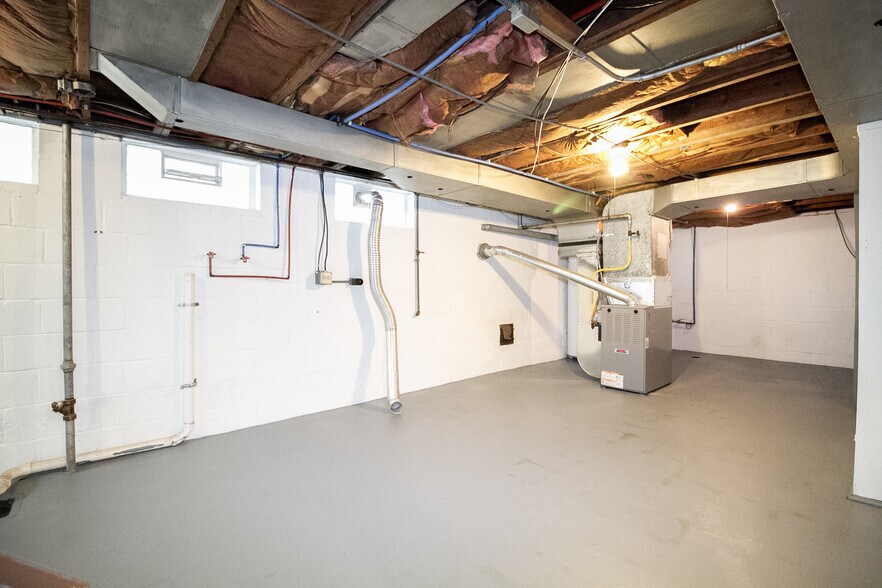 Building Photo - 2424 Lambert Dr